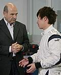 Peter Sauber im Gespräch mit seinem japanischen Fahrer Kamui Kobayashi in der Formel-1-Schmiede in Hinwil. Foto: auto-reporter.net 